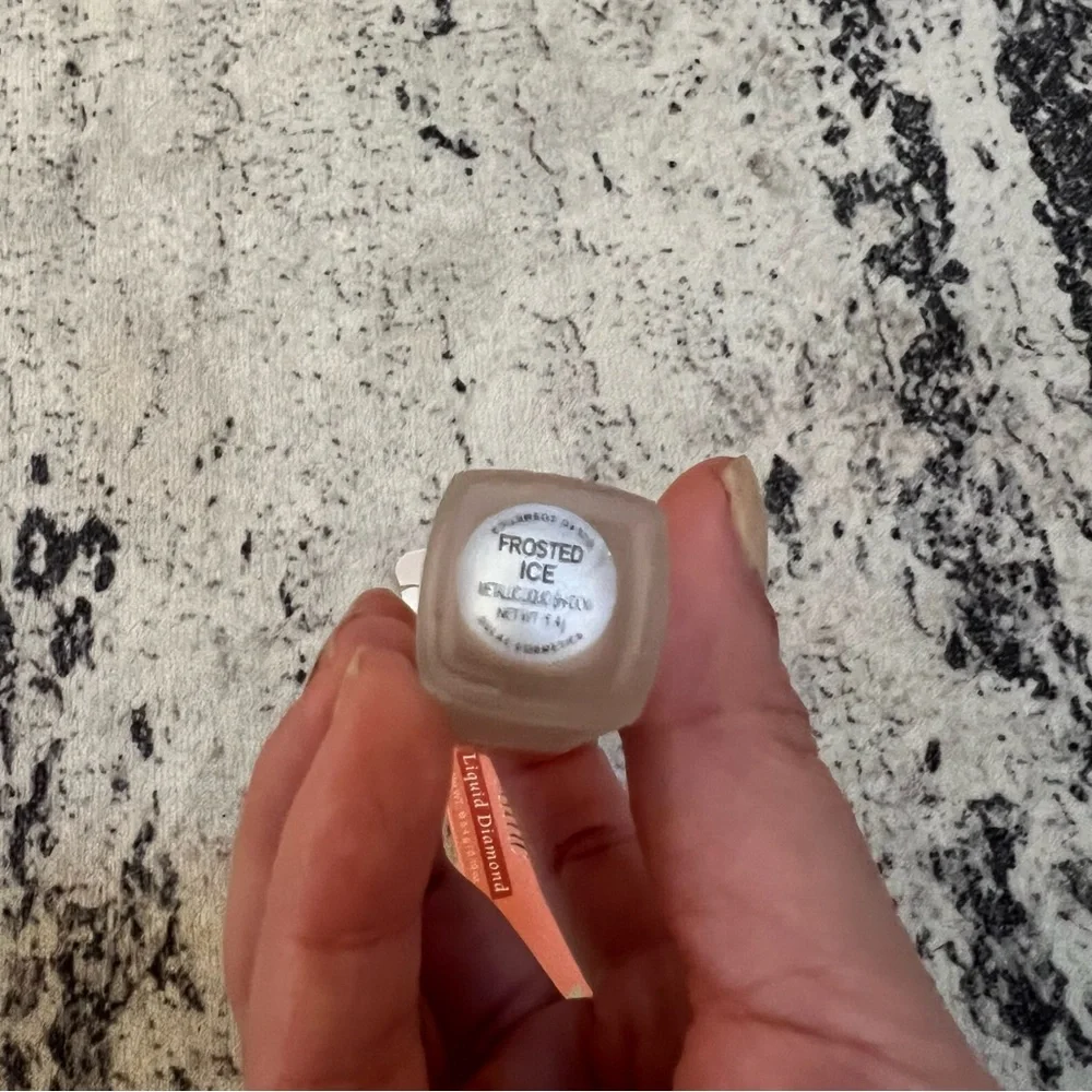 Oulac Liquid Diamond Eyeshadow 27 frosted ice